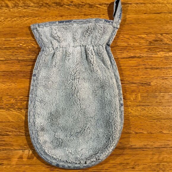 Norwex Dual Sided Mitt graphite/floral NWT - Picture 4 of 10